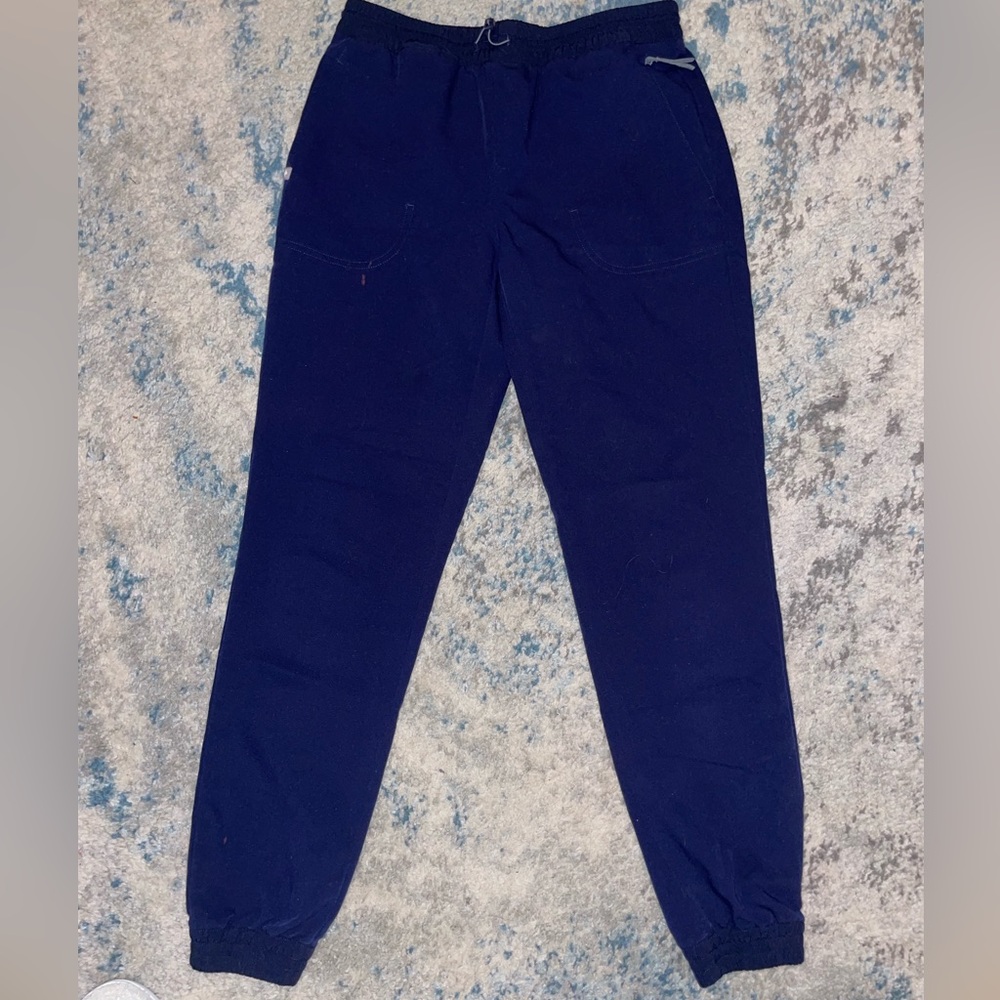 Reposhed figs scrubs